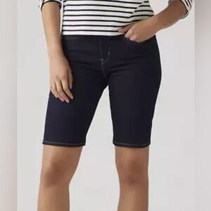 Levi’s shaping Bermuda. New.